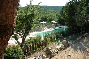 Gîte pour 12 personnes, avec terrasse et jardin à Montjoux