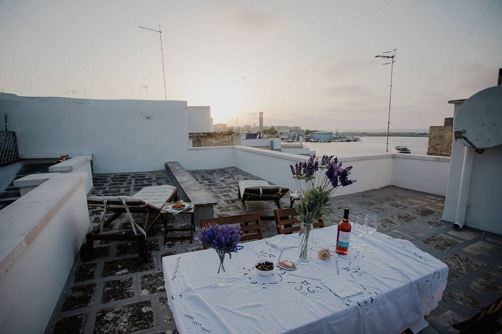 Appartement entier, Appartement confortable avec vue splendide sur la mer et terrasse Wi-Fi Gratuit in Cala Porta Vecchia, Valle D'Itria