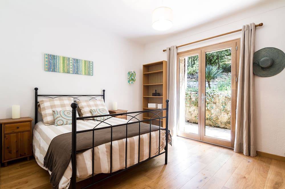 Charming Estate on 1Ha: 3 Houses, Heated 28 °C Pool, Spa, Ideal for Families in Roquefort-les-Pins, Cannes region