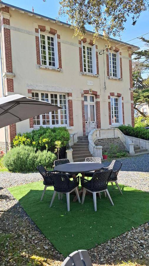 Location de vacances pour 7 personnes, avec jacuzzi et jardin dans Plage de La Birochère