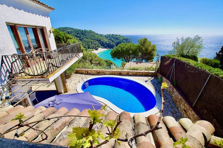 Villa für 6 Personen, mit Pool und Whirlpool sowie Balkon und Garten in Lloret de Mar