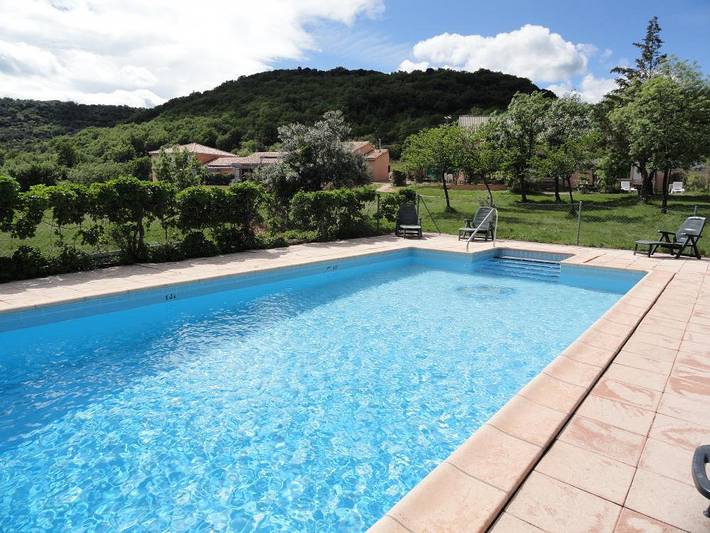 Gîte pour 4 personnes, avec terrasse et jardin ainsi que vue sur le lac et piscine