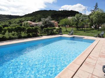 Gîte pour 4 personnes, avec piscine et terrasse ainsi que vue sur le lac et jardin à Le Puech