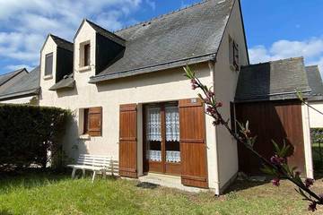 Location de vacances pour 4 personnes, avec piscine et jardin dans Kerhillio