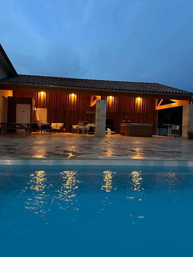 Gîte pour 2 personnes, avec jardin ainsi que piscine et jacuzzi à Lussac - 3