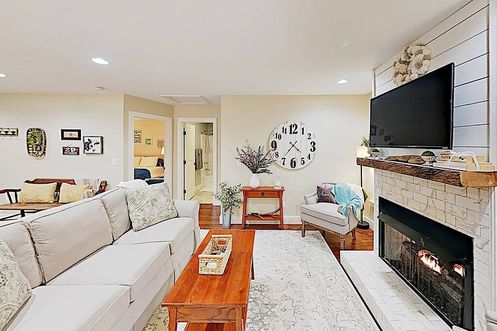 Enchanting new build with screened porch & gourmet kitchen - dog friendly in McDowell County