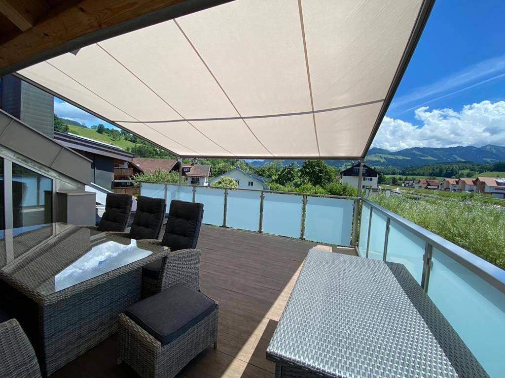 Berg Fux - Zwei Ferienhäuser mit je 5 und 6 Schlafzimmern mit eigener Dachterrasse - fantastischem Bergblick - Weber Gas Grill in Sonthofen, Bayerisch Schwaben