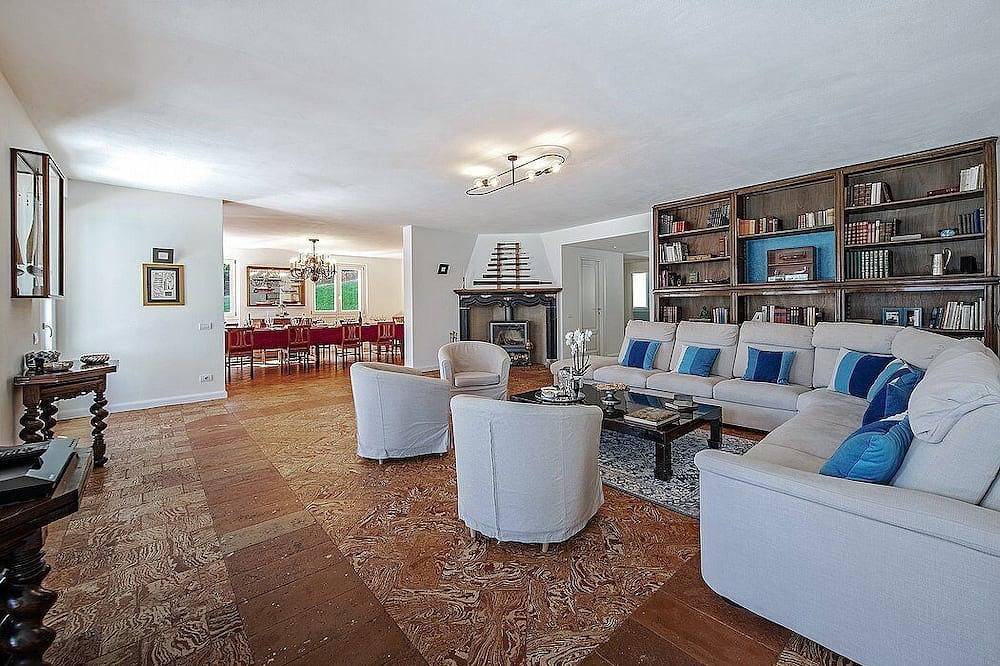 Villa Ippolita: An elegant and welcoming two-story villa located right on the Como Lake, with Free Wi-Fi. in Calozzo, Pianello del Lario