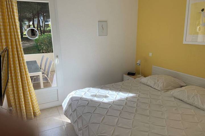 Entire apartment, T3 65 m2 55 m2 terrace, in residence with park,,swimming pool.beach pk center 400m in Calvi, Calvi region