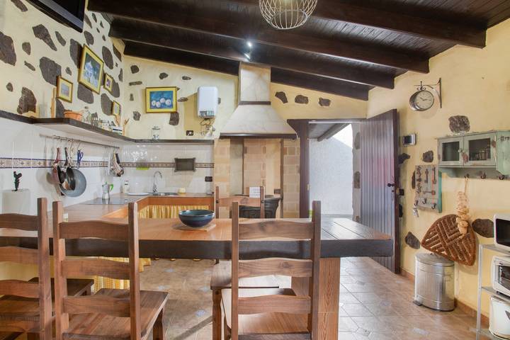 Casa Vacacional 'Ancana' con Vista a la Montaña, Terraza Privada y Wi-Fi in Vega de San Mateo, Gran Canaria Norte