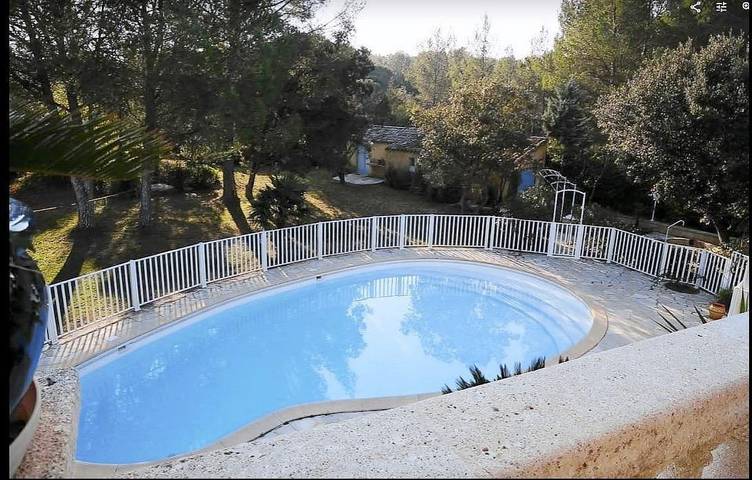 Gîte pour 10 personnes, avec Terrasse ainsi que Jardin et Piscine