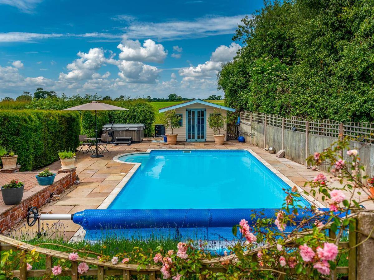 The Owl House with swimming pool and private hot tub in Stafford, Staffordshire