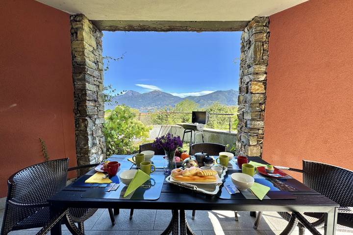 Gîte pour 6 personnes, avec piscine ainsi que vue sur le lac et terrasse dans Menaggio