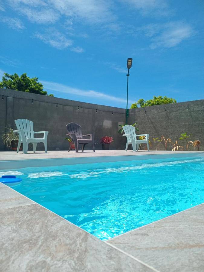 Maison de vacances pour 6 personnes, avec terrasse ainsi que jardin et piscine