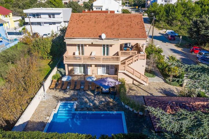 Ferienhaus für 10 Personen, mit Balkon und Pool - 1