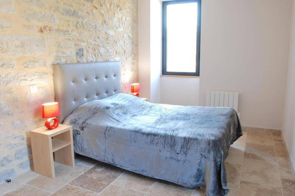 Gite Le Roucayral, superb view of St Cirq Lapopie. 2 air-conditioned bedrooms. in Tour-de-Faure, Causses du Quercy Regional Nature Park