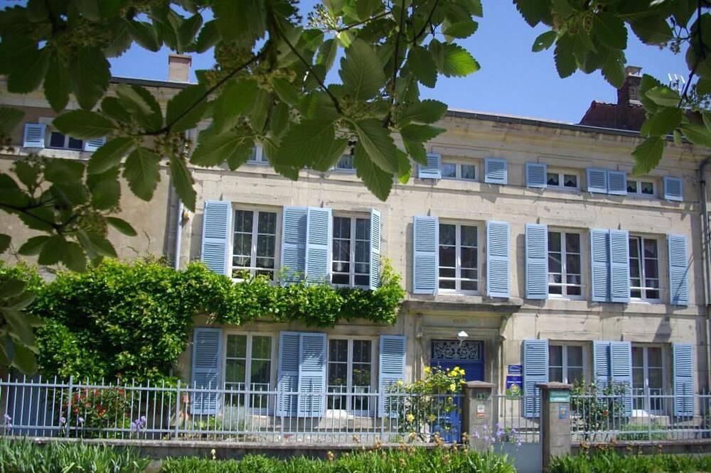 Charmantes Haus im Herzen der Obstgärten mit Kamin, Geheimgarten und Kinderspielen in Watronville, Verdun