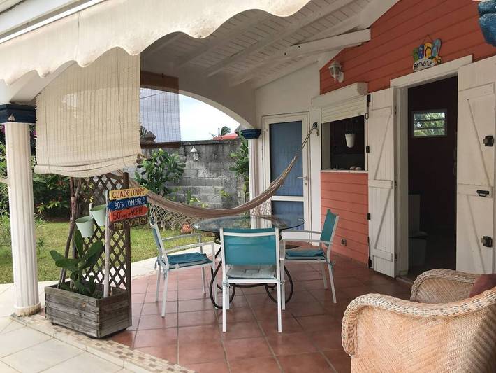 Gîte pour 2 personnes, avec terrasse et piscine à Les Abymes - 2