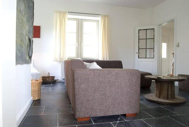 Location de vacances pour 12 personnes, avec terrasse ainsi que vue et jardin, animaux acceptés dans Resteigne - 4