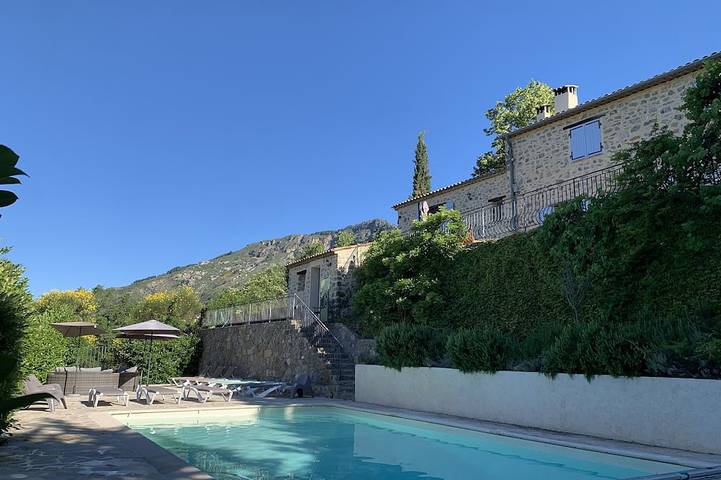 Gîte pour 18 personnes, avec terrasse et jardin, animaux acceptés à Toudon