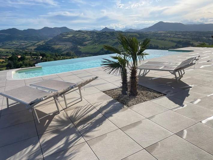 Appartamento per 3 persone, con Terrazza e Giardino nonché Piscina e Panorama a Cupramontana