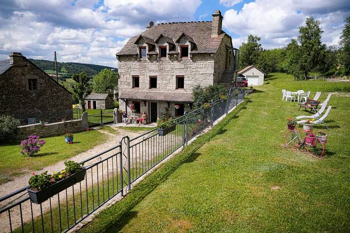 Gîte pour 4 personnes, avec jardin ainsi que piscine et terrasse, animaux acceptés à Saint-Alban-sur-Limagnole - 2