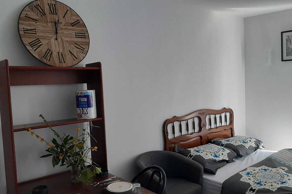 Entire apartment, Studio De 18 m2 Tres Propre Avec Lit Double 140x200cm in Cergy, Val-d'Oise