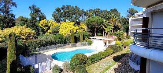 Gîte pour 4 personnes, avec balcon et piscine dans Boulouris