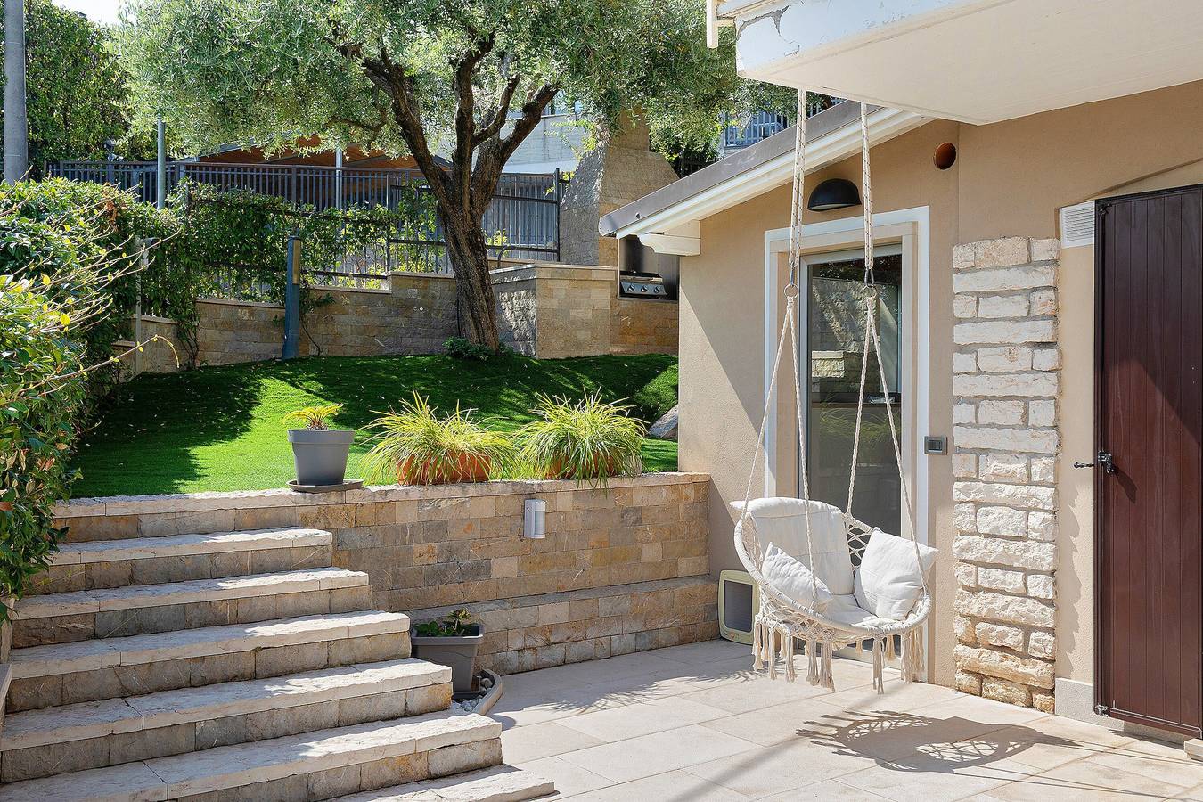 Villa en el Lago de Garda: Spa Exterior y Jardín Privado in Peschiera del Garda, Montañas Garda