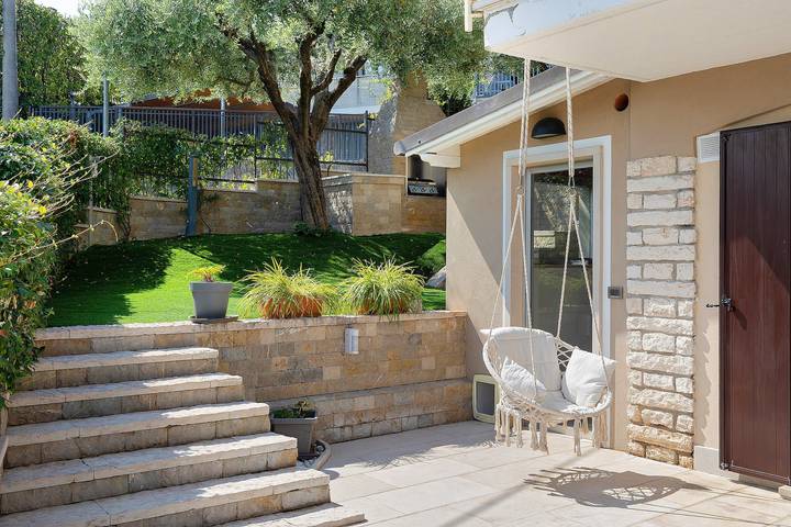 Villa on Lake Garda: Outdoor Spa and Private Garden