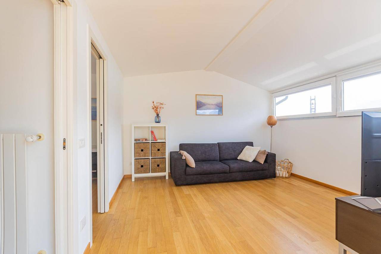 Appartement entier, Casa Madlen - Bright Attic with Marvelous View in Campione d'Italia, Province de Côme