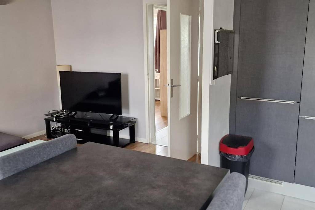 Appartement entier, Refuge Urbain Chic avec Balcon in Saint-Lô, Région de Saint-Lô