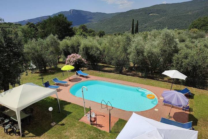 Agriturismo per 4 persone, con giardino e piscina in Santa Fiora