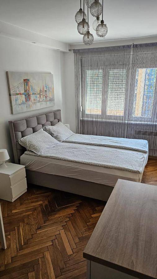 Ferienwohnung für 3 Personen, mit Terrasse und Pool sowie Sauna und Ausblick in Belgrad
