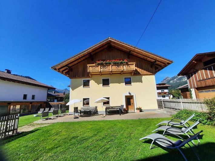 Vakantiehuis voor 10 personen, with Balkon and Terras as well as Tuin and Uitzicht in Grän
