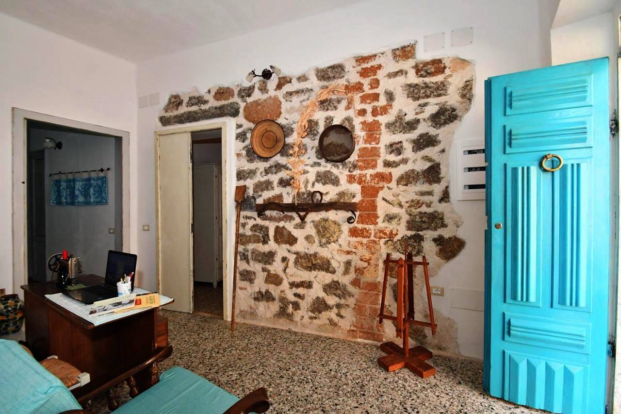 Double Room without windows and with private bathroom in Orosei, Golfe d'Orosei