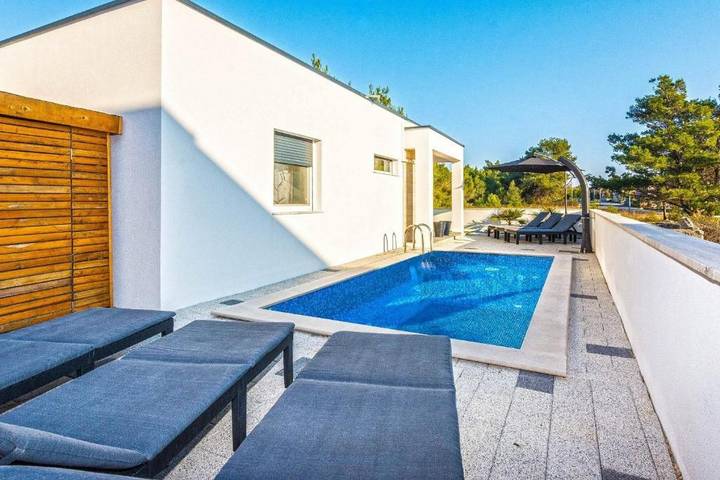 Villa pour 8 personnes, avec balcon/terrasse et piscine dans Vir - 4