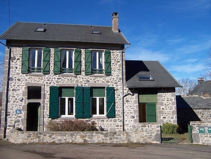 Gîte avec parking, laveuse et terrasse in Courgoul, Parc naturel régional des Volcans d'Auvergne
