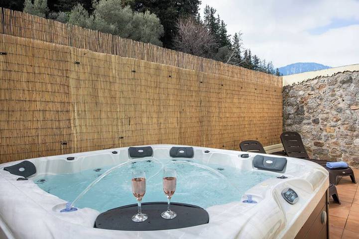 Vacation rental for 7 people, with yard and hot tub, with pets in Chania