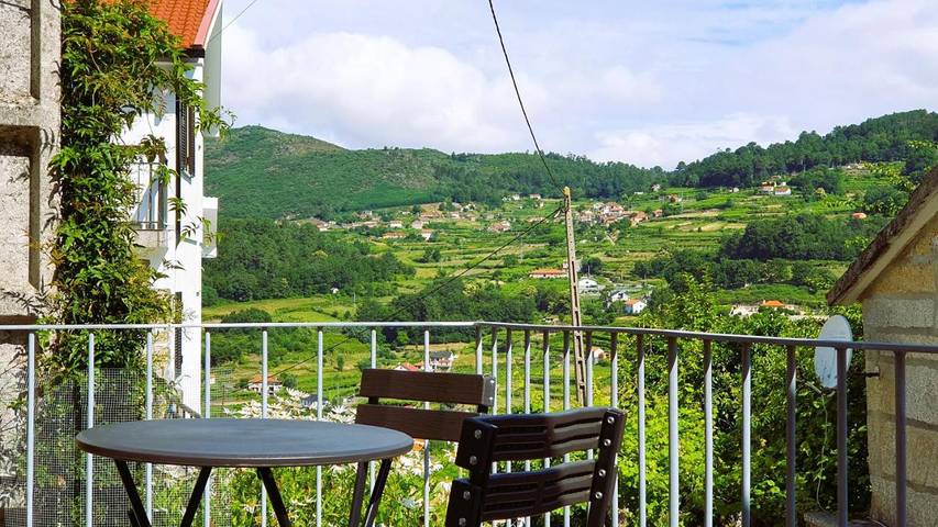 Gîte pour 3 personnes, avec terrasse ainsi que jardin et vue dans Riba de Mouro