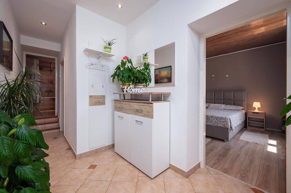 Apartamento entero, Precioso apartamento de 2 dormitorios. in Rabac, Labin-Rabac