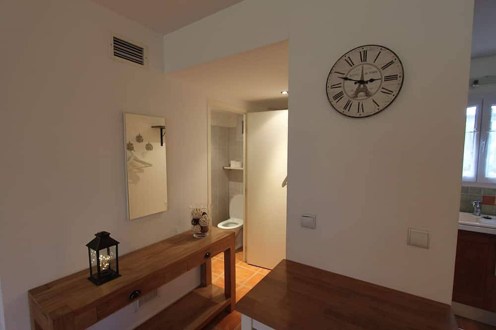 Cozy holiday home 7p in holiday park with large swimming pool in Arles, wifi, air conditioning in Arles, Mediterranean Coast (France)