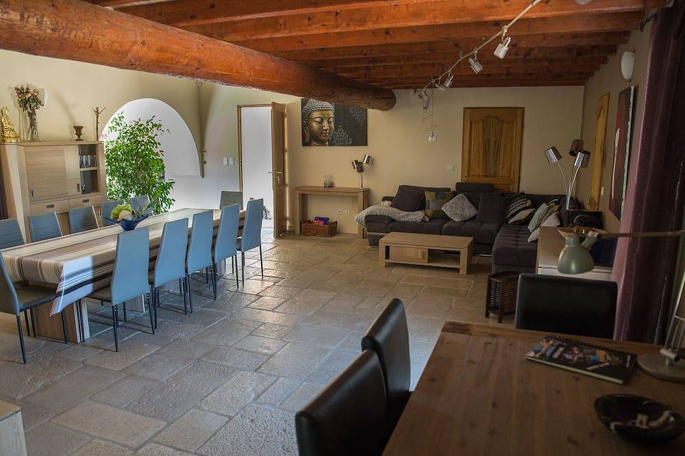 Large villa, 6 to 15 people on the edge of the forest and river with heated pool in Cotignac, Brignoles region