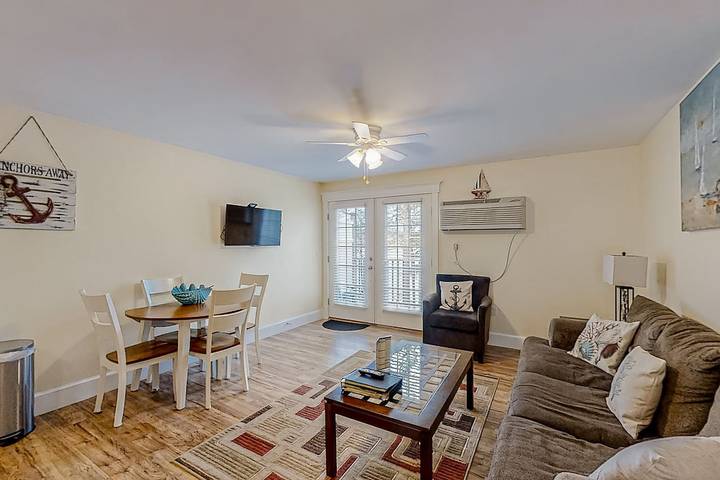 Vacation apartment for 4 people, with balcony in Maine