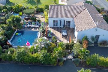 Cottage pour 8 personnes, avec jacuzzi ainsi que jardin et terrasse à Saint-Ciers-du-Taillon