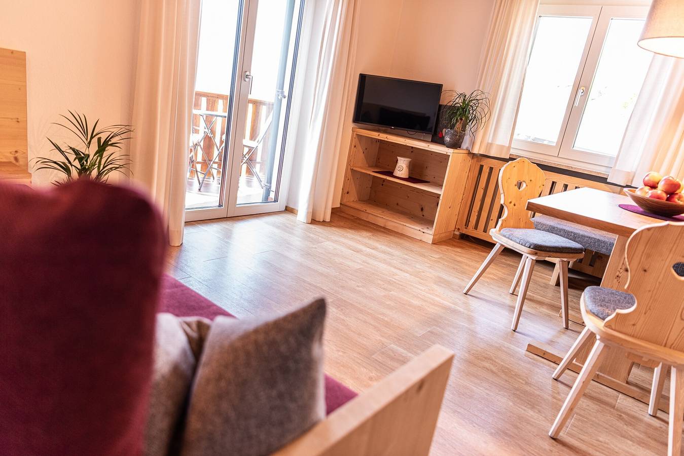 Ganze Wohnung, Apartment "Haus Lohengrin - Ferienwohnung 2" mit Bergblick, Wlan, Balkon und Garten in Seis am Schlern, Kastelruth