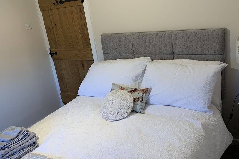 Family-sized farm cottage/lovely views/private garden w/hot tub in Lancashire