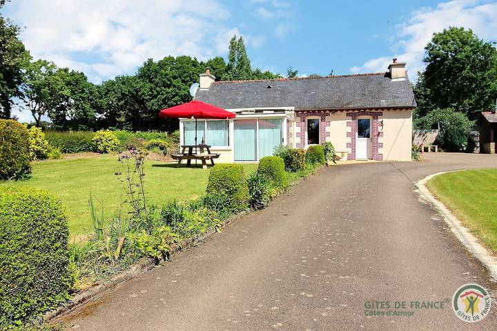 Gîte pour 6 personnes, avec terrasse et jardin à Gausson