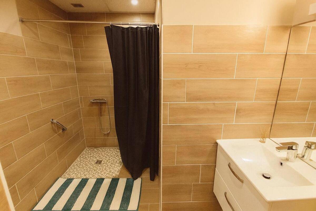 Appartement entier, Appartement Neuf climatisé Rdc à 100m des cures in Lamalou-les-Bains, Région de Béziers