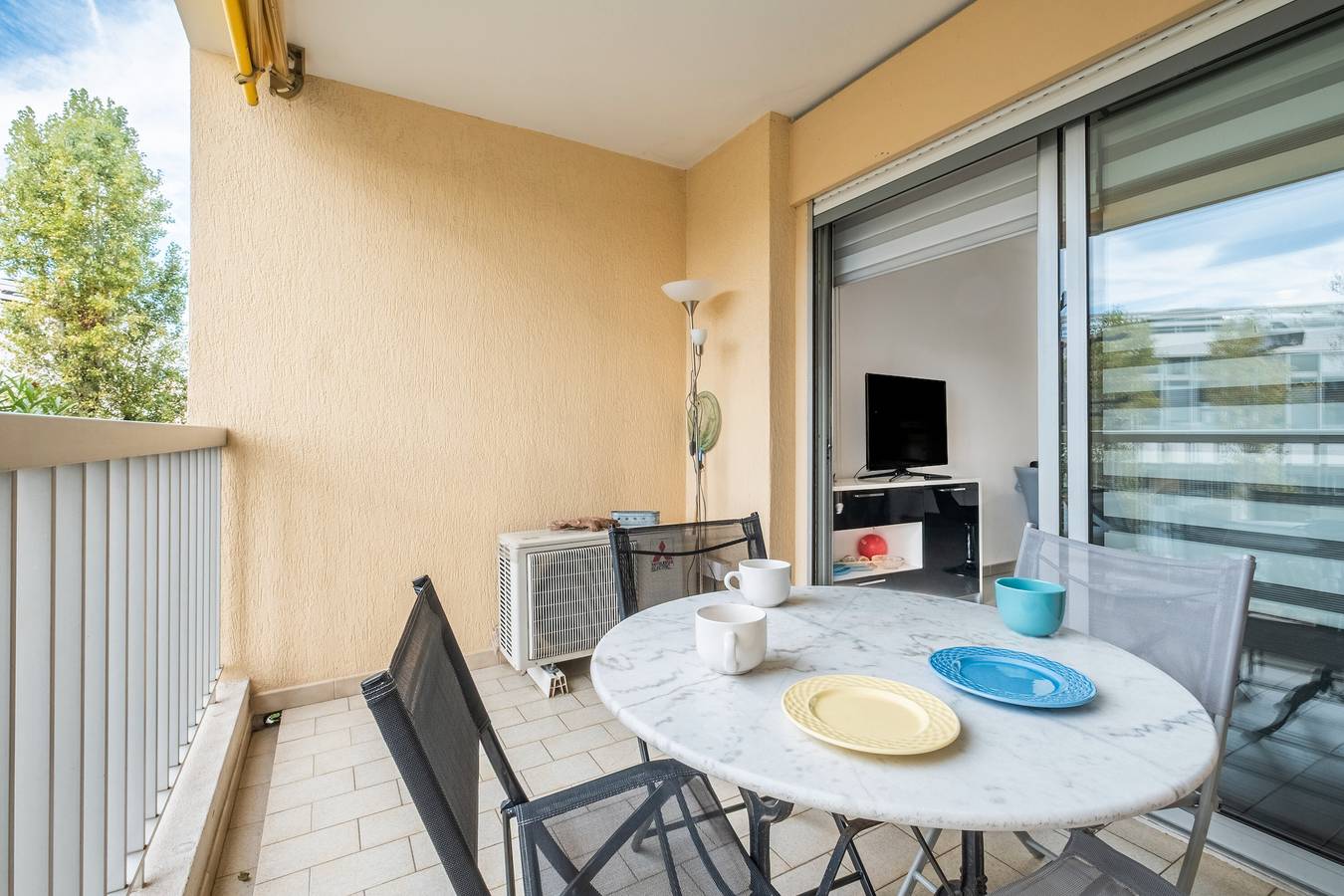 Ganze Wohnung, Appartement „Le Lido T2“ mit Gemeinschaftspool, Balkon und Klimaanlage, direkt am Meer in Cros de Cagnes, Cagnes-sur-Mer